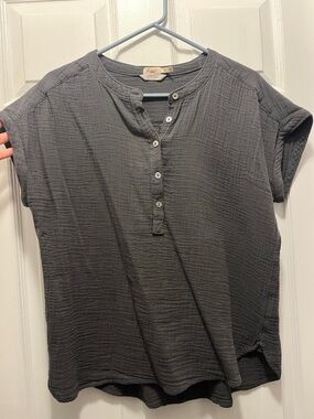 Faherty women’s small gauzy button down top